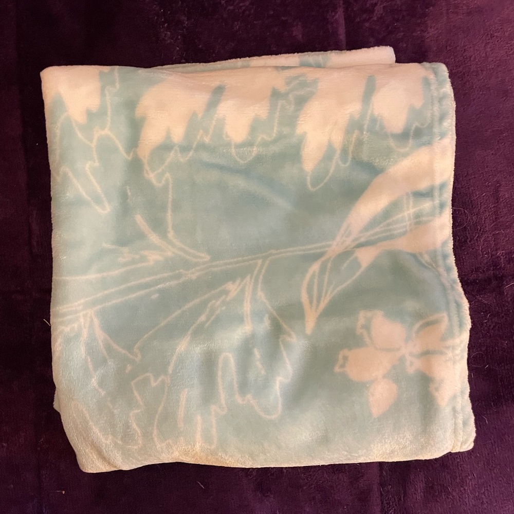 Yves Rocher Blue and White Throw Blanket